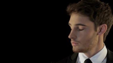 Adam siyah siyah arka plan karşı izole dürbün üzerinden seyir içinde. Çekici esmer adam boşaltmak dürbün ile arıyorum. Tıraşsız delikanlı siyah paketindeki bir casus featuring