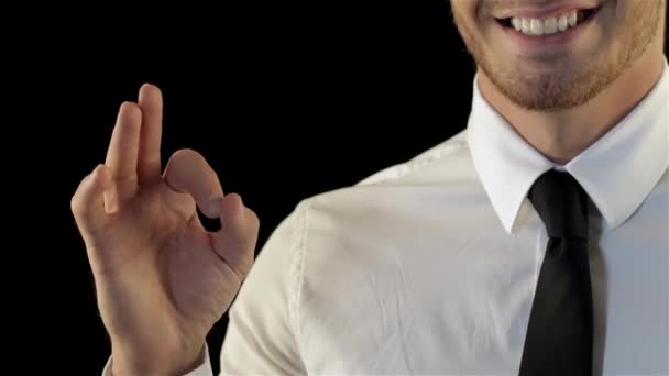 Stylischer Typ Faltet Seine Finger Gutem Zeichen Mann Hebt Seine — Stockvideo