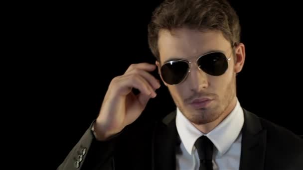 Jovem Caucasiano Olhar Para Óculos Sol Como Agente Especial Morena — Vídeo de Stock