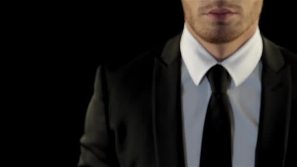 Серьезный Человек Черном Люксе Показывает Свой Кулак Изолированный Черном Фоне — стоковое видео