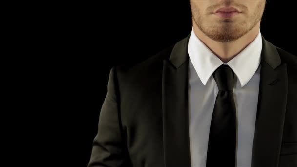 Kaukasische Mannelijk Model Een Stijlvolle Zwarte Suite Corrigeert Zijn Stropdas — Stockvideo