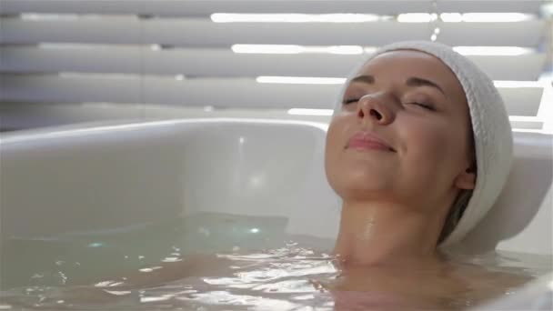 Mujer Rubia Joven Mostrando Pulgar Baño Terapéutico Atractiva Chica Caucásica — Vídeos de Stock