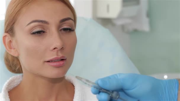 Cosmetólogo Mostrando Inyección Belleza Clienta Del Centro Cosmetología Primer Plano — Vídeo de stock