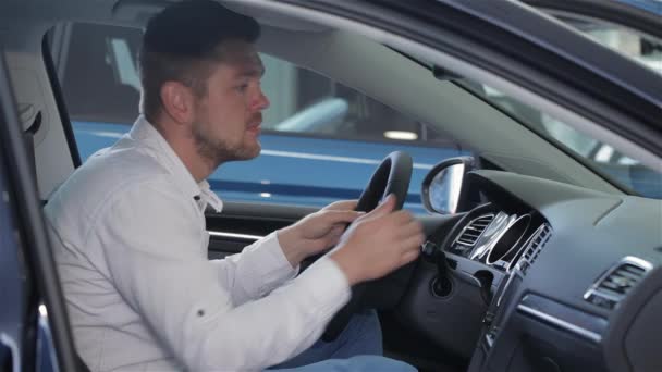 Młody Człowiek Zbadanie Wnętrza Samochodu Dealera Widok Boku Kaukaski Mężczyzna — Wideo stockowe