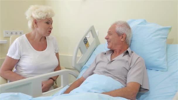 Ζευγάρι Των Παλιών Ανθρώπων Που Μιλούν Στο Νοσοκομείο Ανώτερος Άνθρωπος — Αρχείο Βίντεο