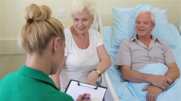 Медсестра Відзначає Стан Здоров Пацієнта Старшого Чоловіка Лікарні Блондинка Медсестра — стокове відео