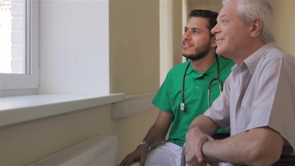 Orvos Beteg Nézett Ablakon Kórházban Barna Szakállas Medic Vezető Greyhaired — Stock videók