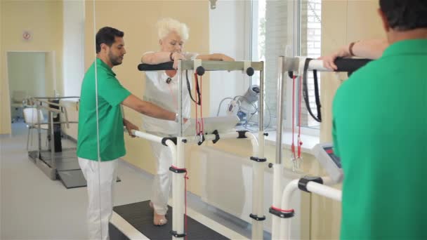Mulher Caucasiana Sênior Esteira Reabilitação Hospital Mulher Loira Envelhecida Segurando — Vídeo de Stock