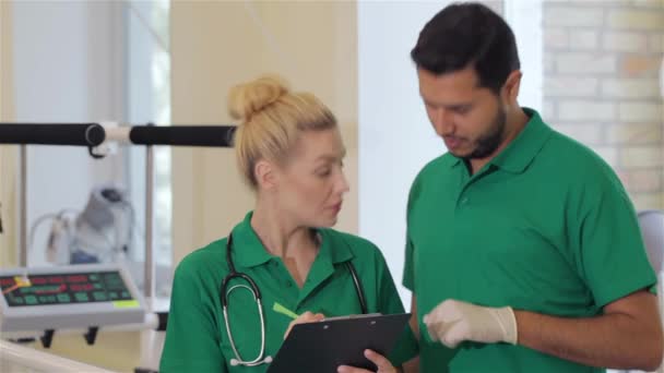 Jonge Brunette Dokter Praten Met Verpleegkundige Het Ziekenhuis Blond Kaukasische — Stockvideo