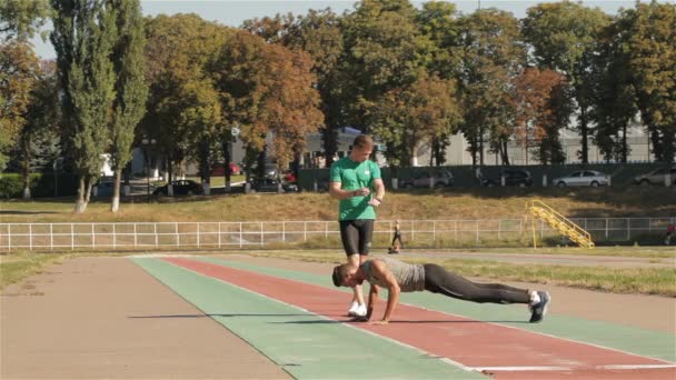 Beyaz Erkek Athlet Yerden Bastırıyor Pozisyon Topraklamak Için Genç Sporcu — Stok video