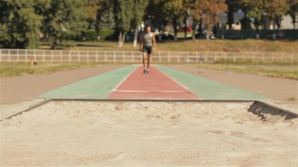 Atletismo Masculino Caucasiano Tendo Mau Pouso Após Salto Distância Jovem — Vídeo de Stock