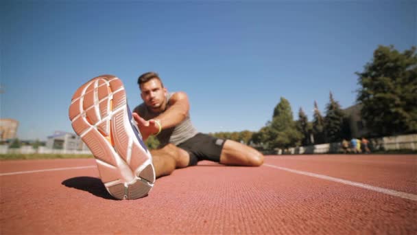 Erkek Athlet Stadı Nda Onun Bacak Germe Yakın Çekim Genç — Stok video