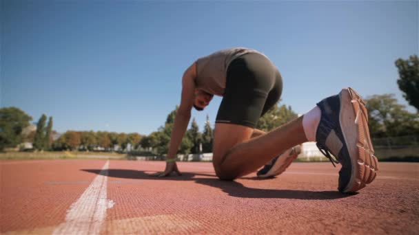 Kapatmak Yukarıya Erkek Athlet Olduğu Pist Başında Set Pozisyonda Dizlerinin — Stok video