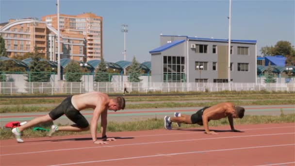 Twee Kaukasische Mannelijke Athlets Voorbereiden Voor Opleiding Het Stadion Twee — Stockvideo