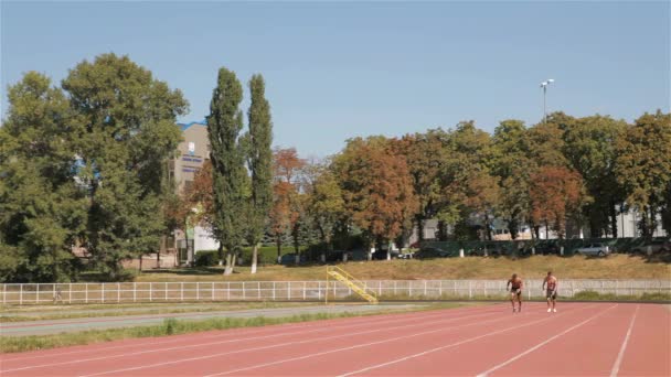 Dos Atletas Topless Corriendo Estadio Jóvenes Deportistas Que Empiezan Correr — Vídeos de Stock