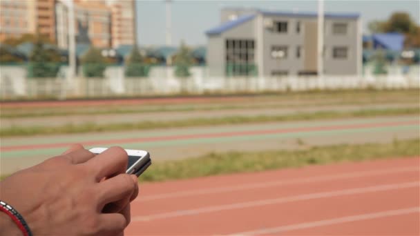 Jeune Athlète Masculin Heure Stade Gros Plan Main Masculine Mesure — Video