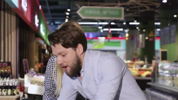 Młoda Uśmiechnięta Para Wybiera Melona Supermarkecie Atrakcyjny Biały Mężczyzna Kobieta — Wideo stockowe