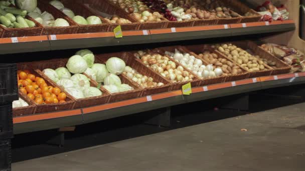 Νεαρό Ζευγάρι Περπάτημα Τρόλεϊ Κοντά Στην Οθόνη Διαφορετικά Λαχανικά Στο — Αρχείο Βίντεο