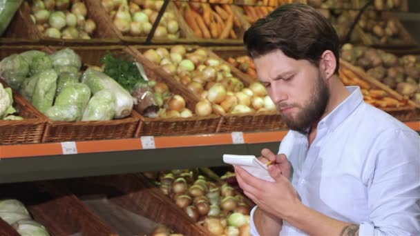 Beyaz Bir Adam Süpermarketteki Defterine Yazıyor Genç Adam Hipermarketten Satın — Stok video