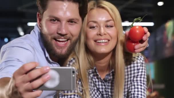 Szép Pár Hogy Selfie Szupermarketben Brownhaired Férfi Szőke Fotózni Magukat — Stock videók