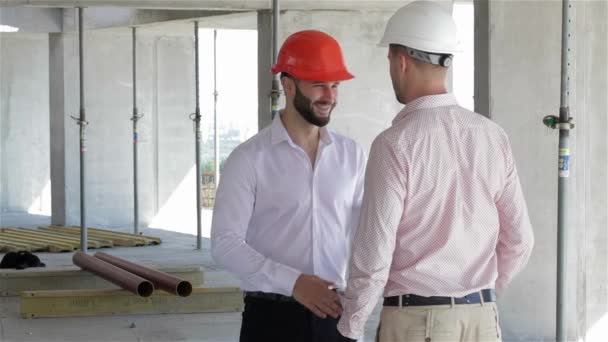 Jovem Arquiteto Construtor Cumprimentando Edifício Construção Dois Especialistas Construção Caucasianos — Vídeo de Stock