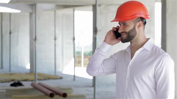 Joven Ingeniero Caucásico Hablando Por Teléfono Edificio Construcción Arquitecto Barbudo — Vídeos de Stock
