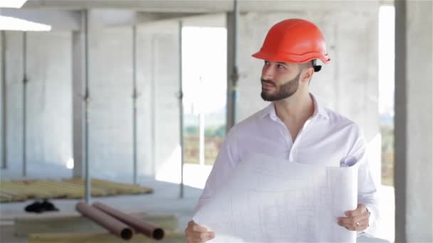 建設中の建物の計画を見ている男性建築家 建設中の建物の天井を見ている若い白人建設エンジニア ひげを生やした建設マネージャー — ストック動画