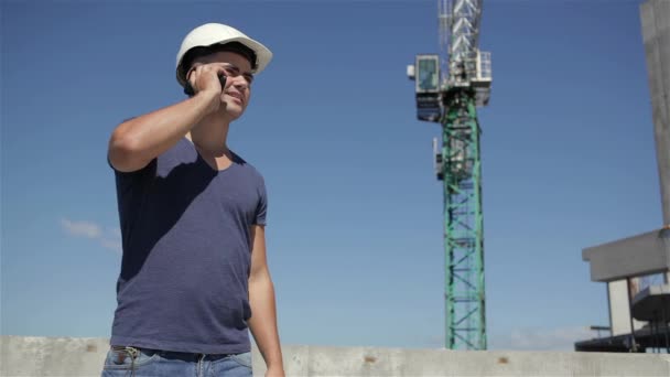 Joven Constructor Llamando Alguien Por Teléfono Edificio Construcción Trabajador Construcción — Vídeos de Stock