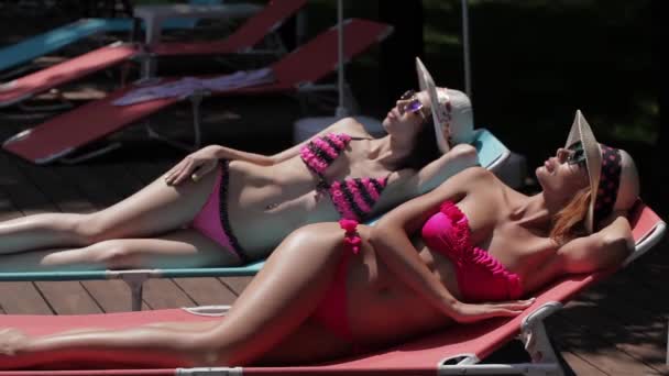 Dos Mujeres Guapas Tomando Sol Cerca Piscina Chicas Caucásicas Atractivas — Vídeos de Stock