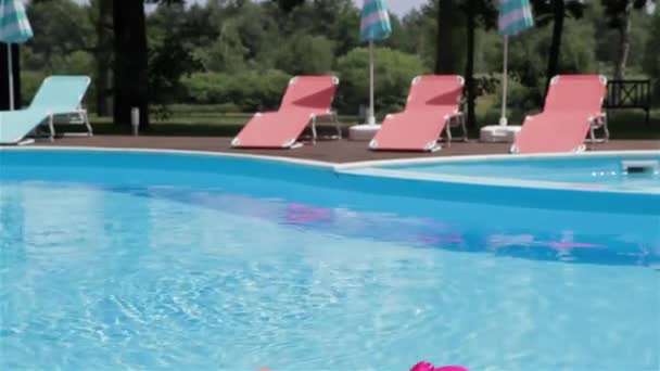 Mooie Blanke Vrouw Die Haar Gember Haar Het Zwembad Oplost — Stockvideo