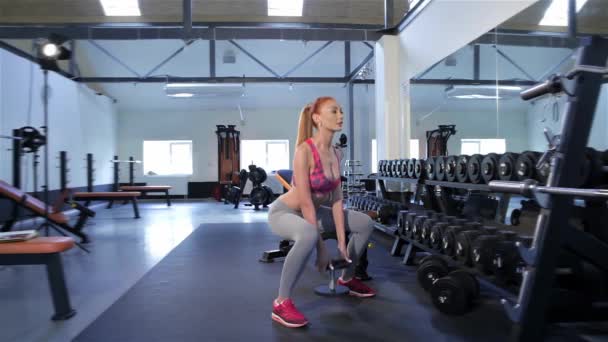 Ελκυστική Γυμνασμένη Γυναίκα Κάνει Καταλήψεις Στο Αθλητικό Γυμναστήριο Όμορφη Κοκκινομάλλα — Αρχείο Βίντεο
