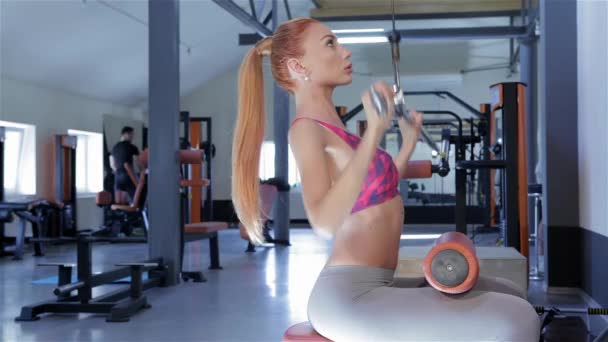 Attraktive Rothaarige Frau Die Fitnessgeräten Fitnesscenter Trainiert Hübsche Junge Frau — Stockvideo