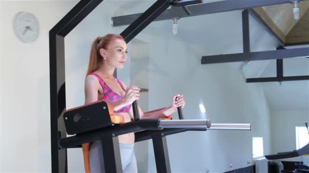 Atractiva Mujer Caucásica Entrenando Los Músculos Abdominales Inferiores Centro Fitness — Vídeo de stock
