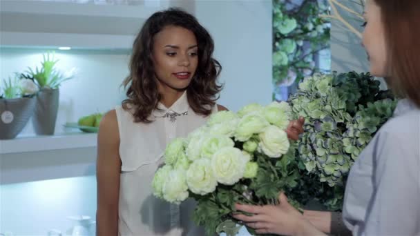 Badając Piękny Bukiet Białych Róż Kwiaciarni Piękne Female Kupującego Młoda — Wideo stockowe