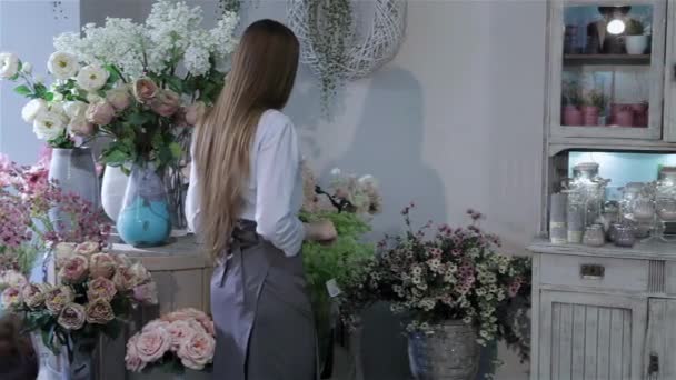 Привлекательная Флористка Осматривает Цветы Цветочном Магазине Довольно Белая Женщина Ходит — стоковое видео