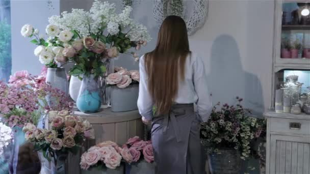Jovem Florista Reorganizar Flores Sua Matriz Lojas Mulher Bonita Tocando — Vídeo de Stock