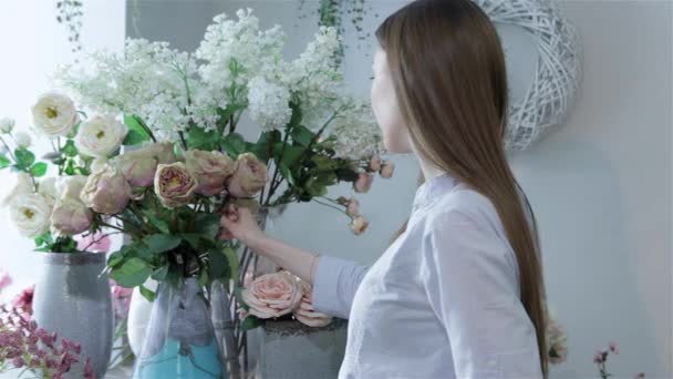 Oldalnézetből Egy Fiatal Vonzó Virágüzlet Virág Vázák Virág Üzlet Lebonyolítása — Stock videók
