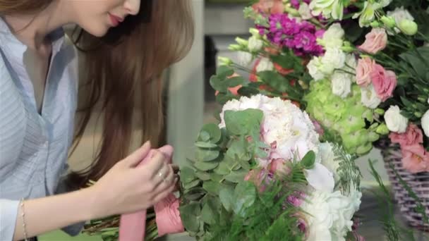 플로리스트는 꽃집에서 부케를 만들기의 닫습니다 여자는 꽃다발에 매력적인 여자를 꽃다발을 — 비디오