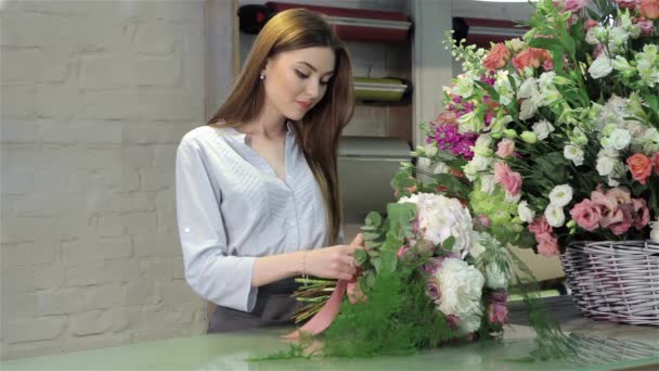 게에서 부케를 매력적인 리본으로 꽃다발을 그녀를 보여주는 — 비디오