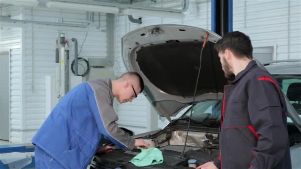 Unga Mekaniker Klädd Blå Uniform Felsökningsproblem Bil Bil Tjänst Blond — Stockvideo