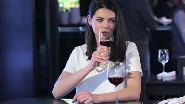 Linda Chica Morena Bebiendo Vino Tinto Restaurante Joven Hermosa Mujer — Vídeo de stock