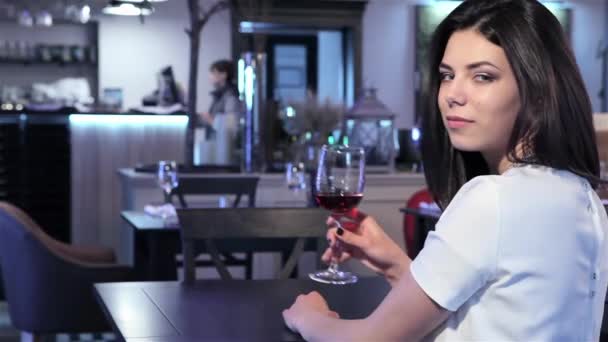 Kavkazský Žena Pózuje Sklenku Vína Kamerou Restauraci Hezká Brunetka Holka — Stock video