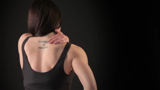 Fitness Kadın Kneeding Boynunu Kapatın Esmer Kadın Üzerinde Geriye Doğru — Stok video