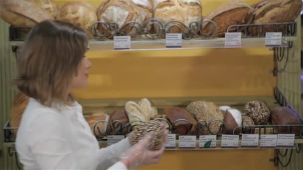 Genç Beyaz Kadın Pastanenin Rafına Siyah Ekmek Koyuyor Çekici Kahverengi — Stok video