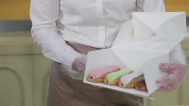 Egy Aki Süteményt Főz Cukrászdában Egy Csinos Viszi Papírdobozt Főzőcskékkel — Stock videók