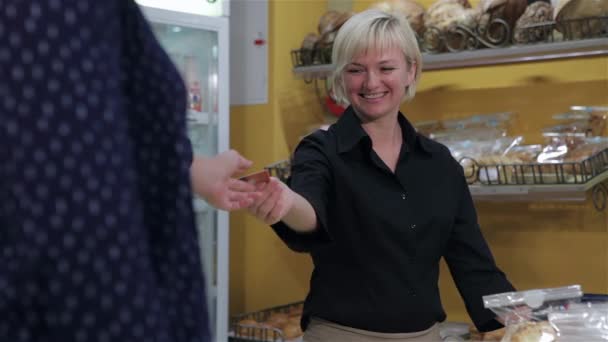 Atrakcyjna Kobieta Sprzedawca Coraz Karty Kredytowej Klienta Cukierni Młoda Blond — Wideo stockowe