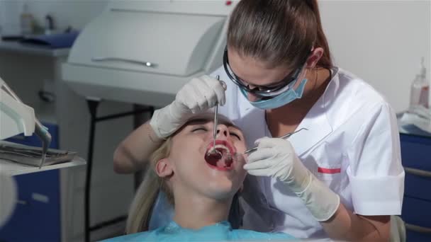 Unga Tandläkare Dental Sonden Och Dental Spegel Att Undersöka Patienter — Stockvideo