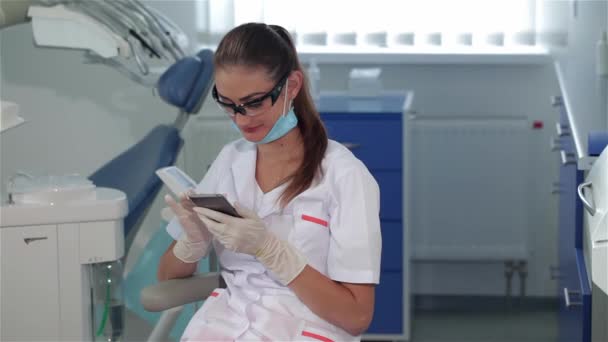 Attraktiva Kvinnliga Tandläkare Använder Mobiltelefon Vid Tandkliniken Vackra Brownhaired Kvinna — Stockvideo