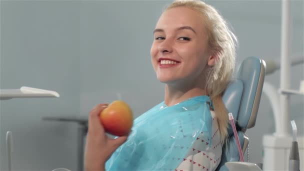 Gros Plan Jolie Femme Blonde Qui Accepte Bilan Dentiste Clinique — Video