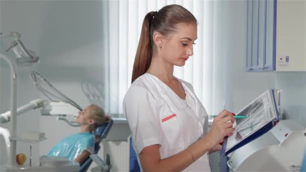 Sidovy Kvinnlig Tandläkare Markerar Något Hennes Dagbok Hos Tandläkaren Skåp — Stockvideo